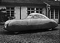 Das auch als Berlin-Rom-Wagen bezeichnete Rennsportcoupé Porsche Typ 64 im Hof der Porsche-Villa in Stuttgart (1939).